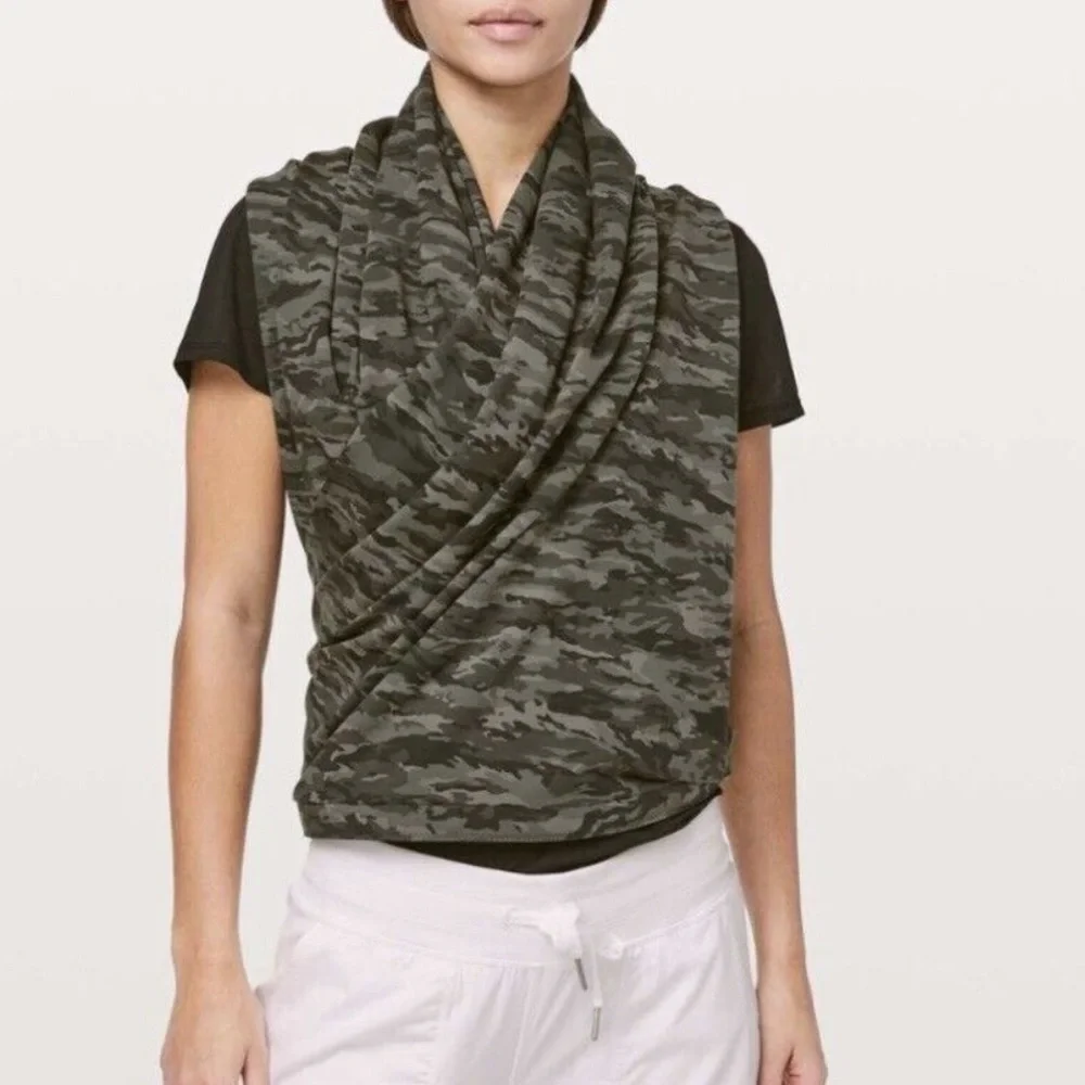 Lululemon Vinyasa Multi Wear Scarf O/S Black Gray Snap Buttons Camouflage Print